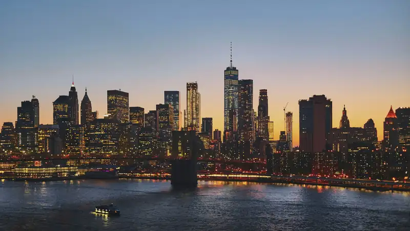 Brooklyn Bridge and the Manhattan skyline at dusk